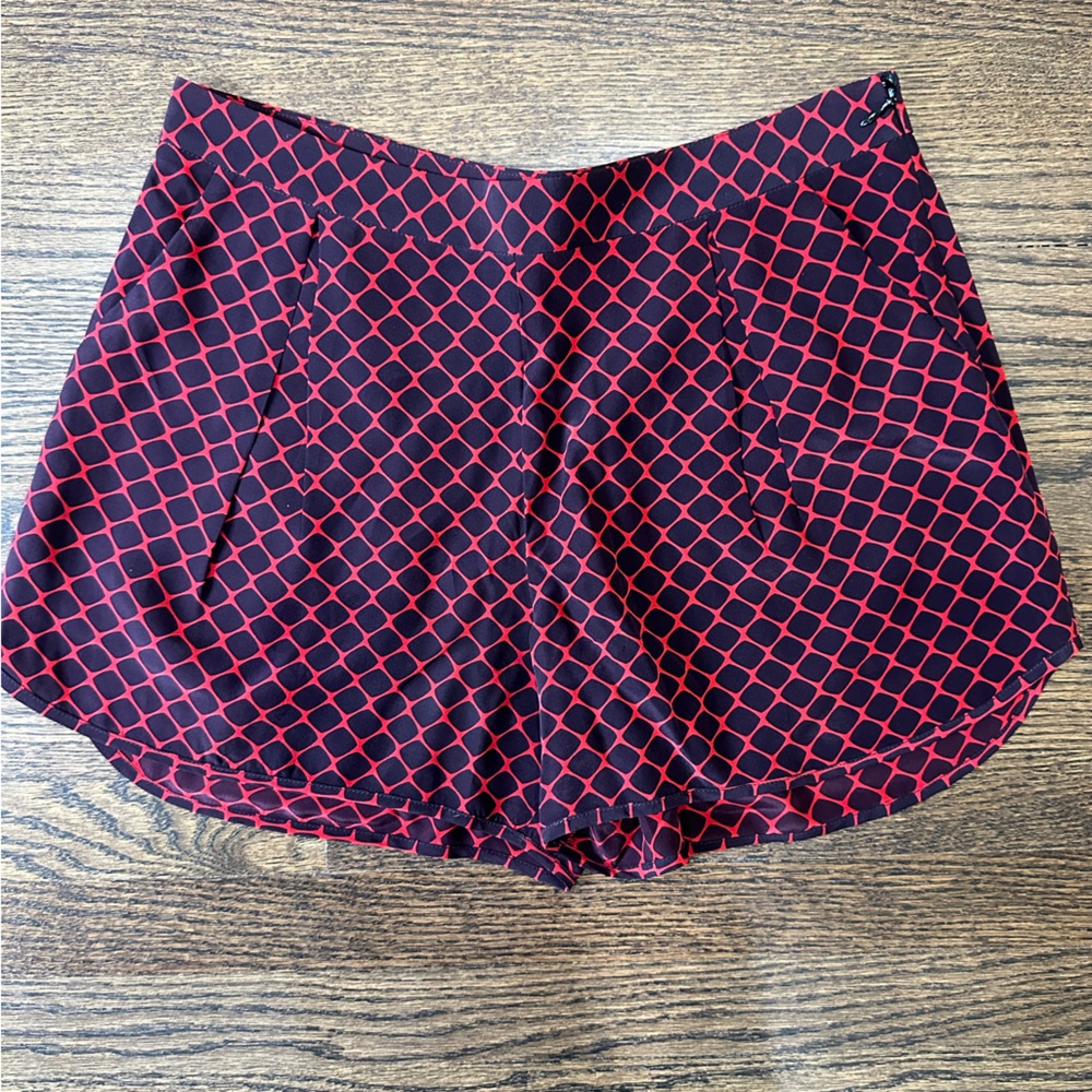 Stunning silk Club Monaco shorts in geometric print. Truly beautiful!